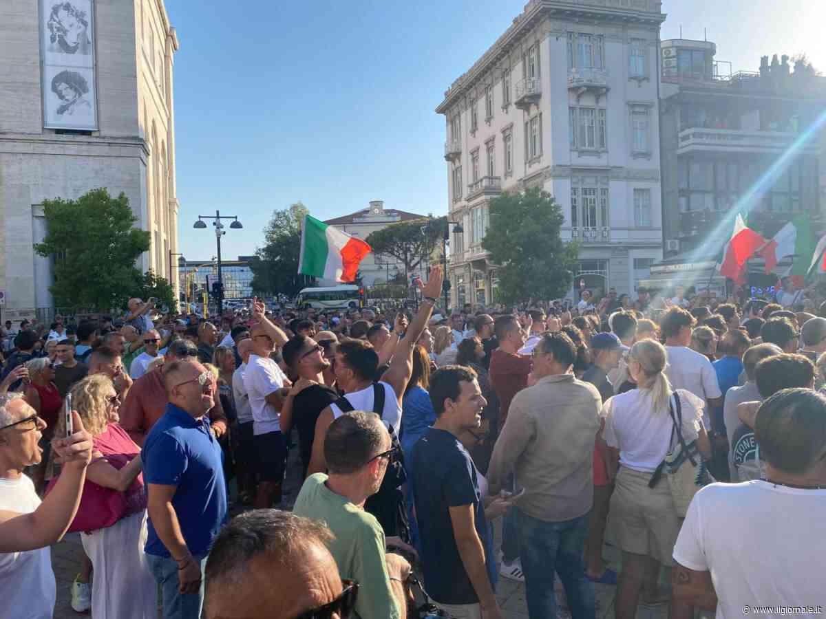 Vannacci contestato a Pescara, polizia in assetto antisommossa: lui cita D'Annunzio: “Me ne frego”