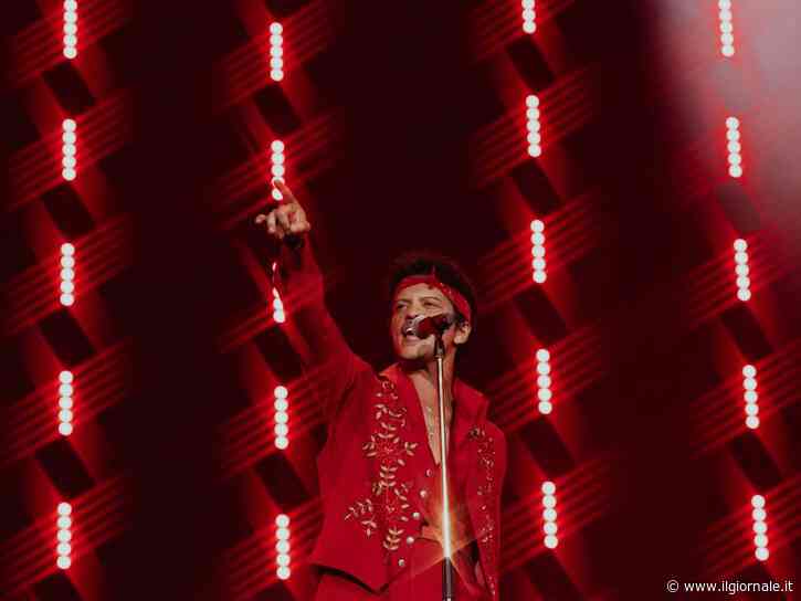Bruno Mars illumina San Siro come una cattedrale gotica. “Fa’ che sia il miglior show di sempre”