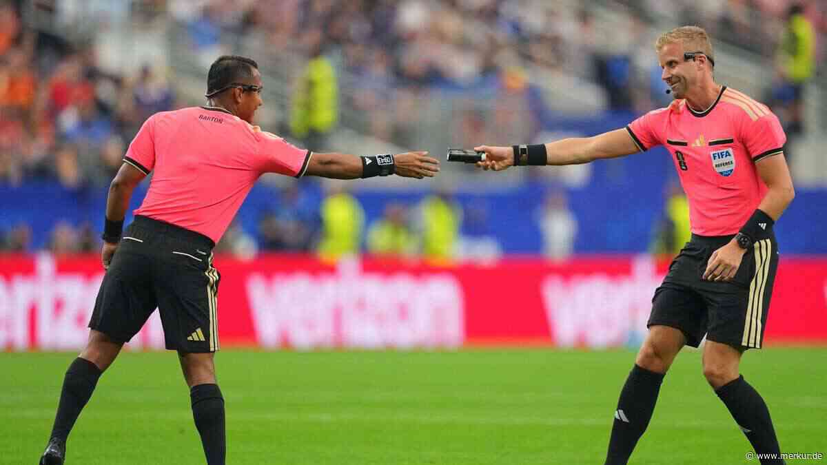 Schiedsrichter unterläuft peinlicher Fauxpas im WM-Halbfinale