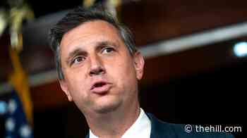 House Democrat shouts at Mullin over shootings: 'You're back on the godd--- front page now'