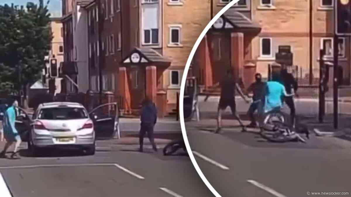 Heftige beelden: gewapende mannen slaan met machetes in op auto