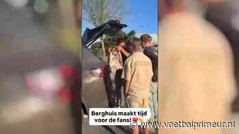 Prachtgebaar Steven Berghuis: Ajax-speler deelt gedragen shirts uit aan fans