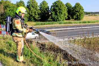 Brandweer blust bermbrand naast snelweg