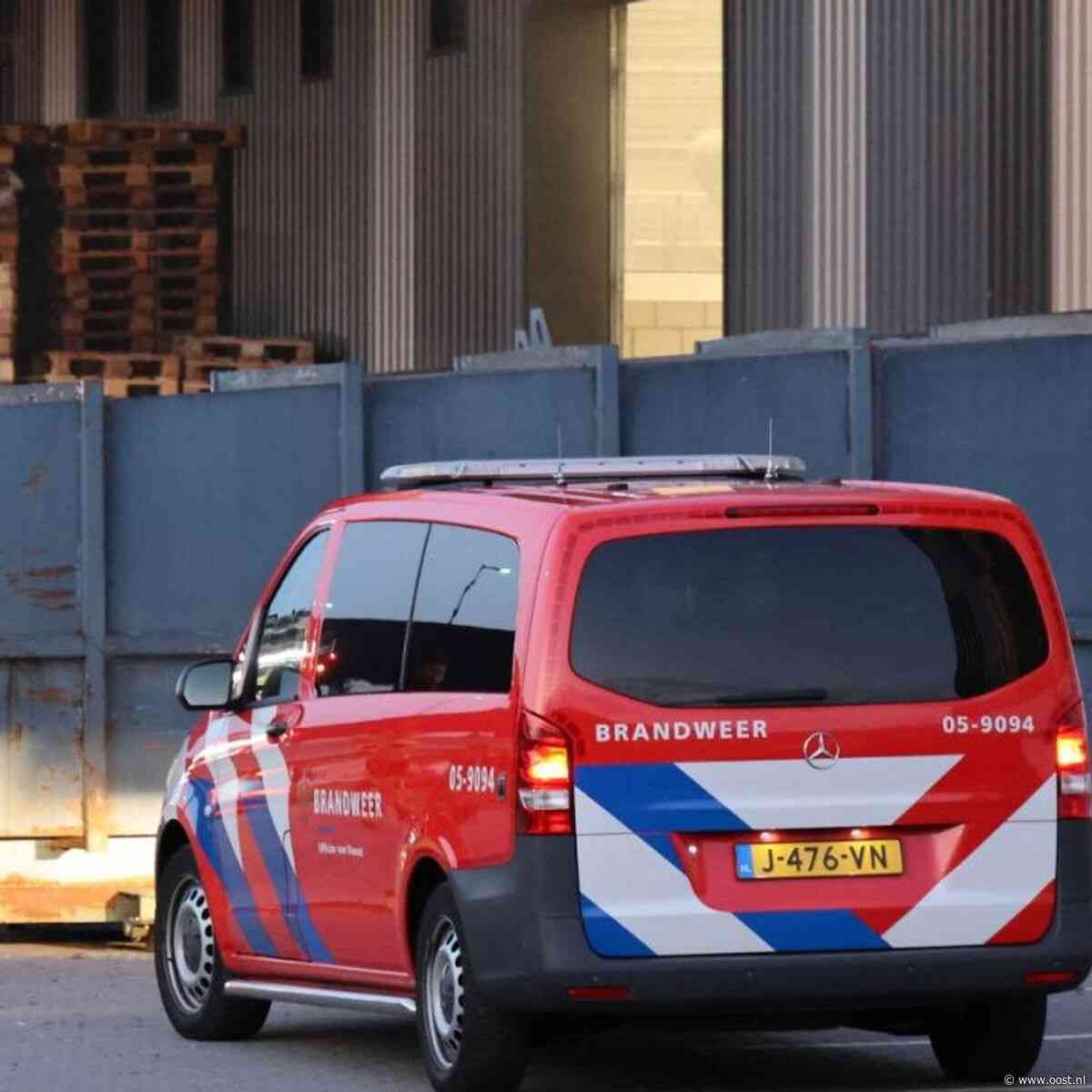 Drie medewerkers naar ziekenhuis na brand in machine bij bedrijf in Almelo