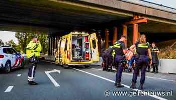 Motorrijder hard onderuit, komt tegen vangrail tot stilstand