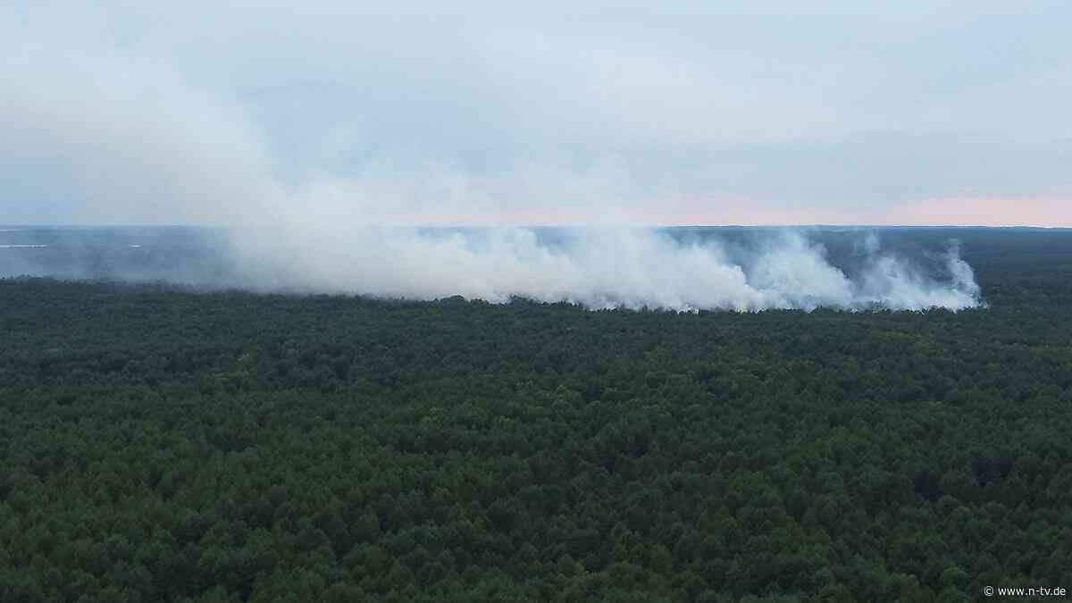 Einsatzkräfte hoffen auf Regen: Evakuierungen wegen Waldbrand im Müritz-Nationalpark