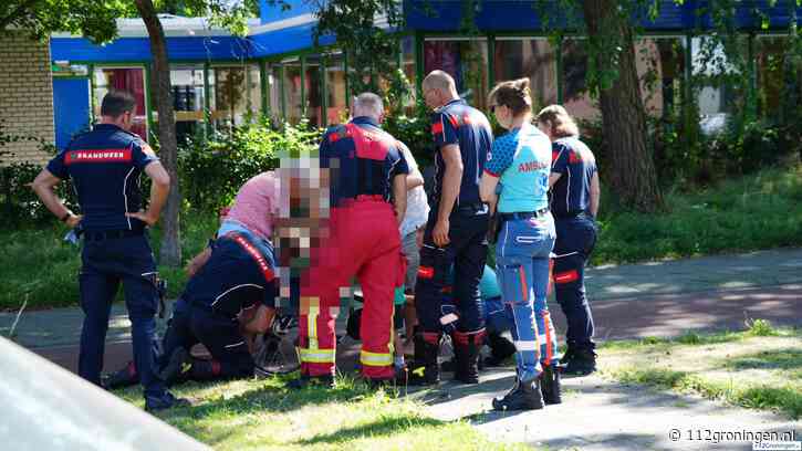Kind vast met voet in voorwiel fiets & Persoon te water Ter Apel
