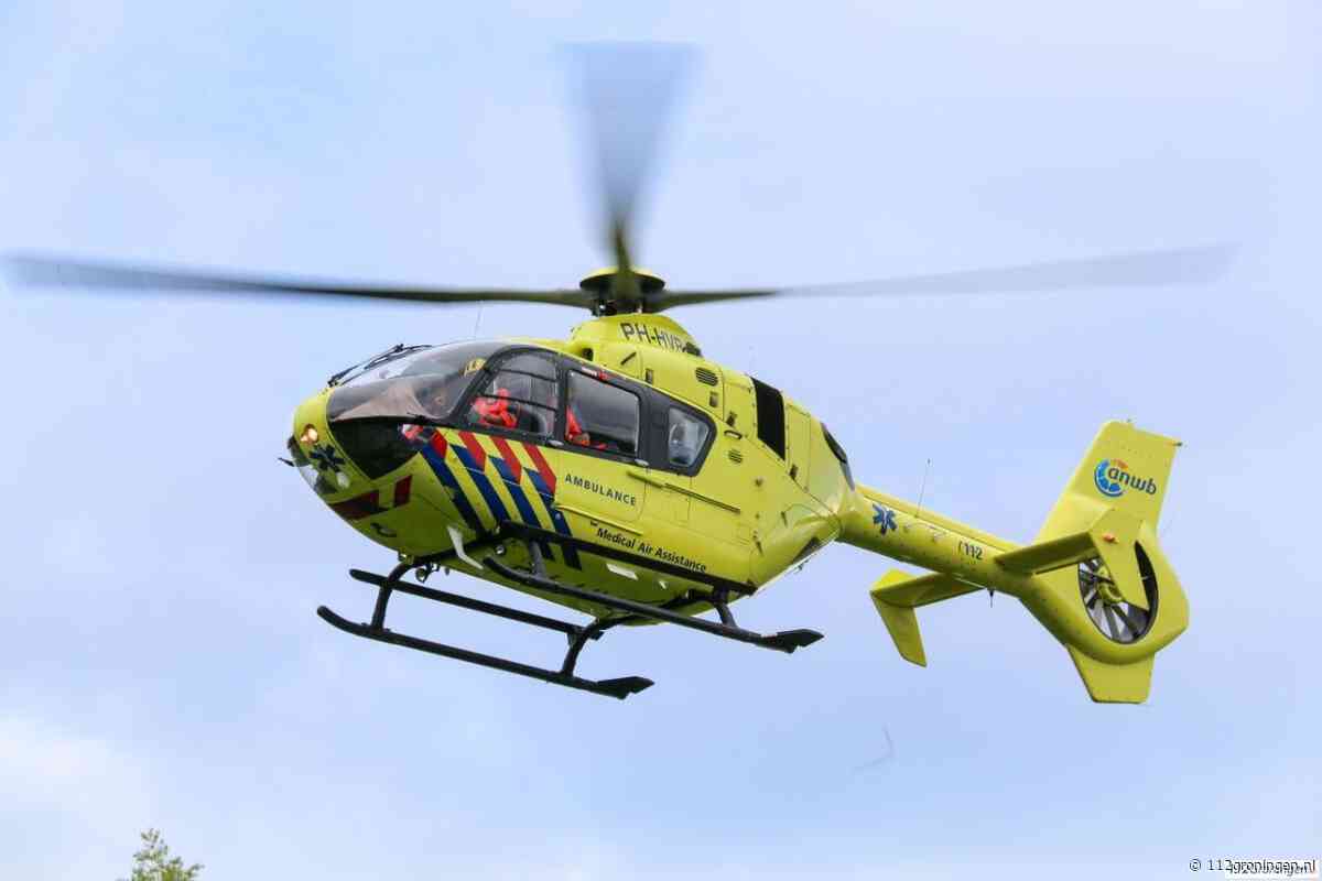 Persoon komt onder mini-tractor bij Oosternieland, ernstig gewonde