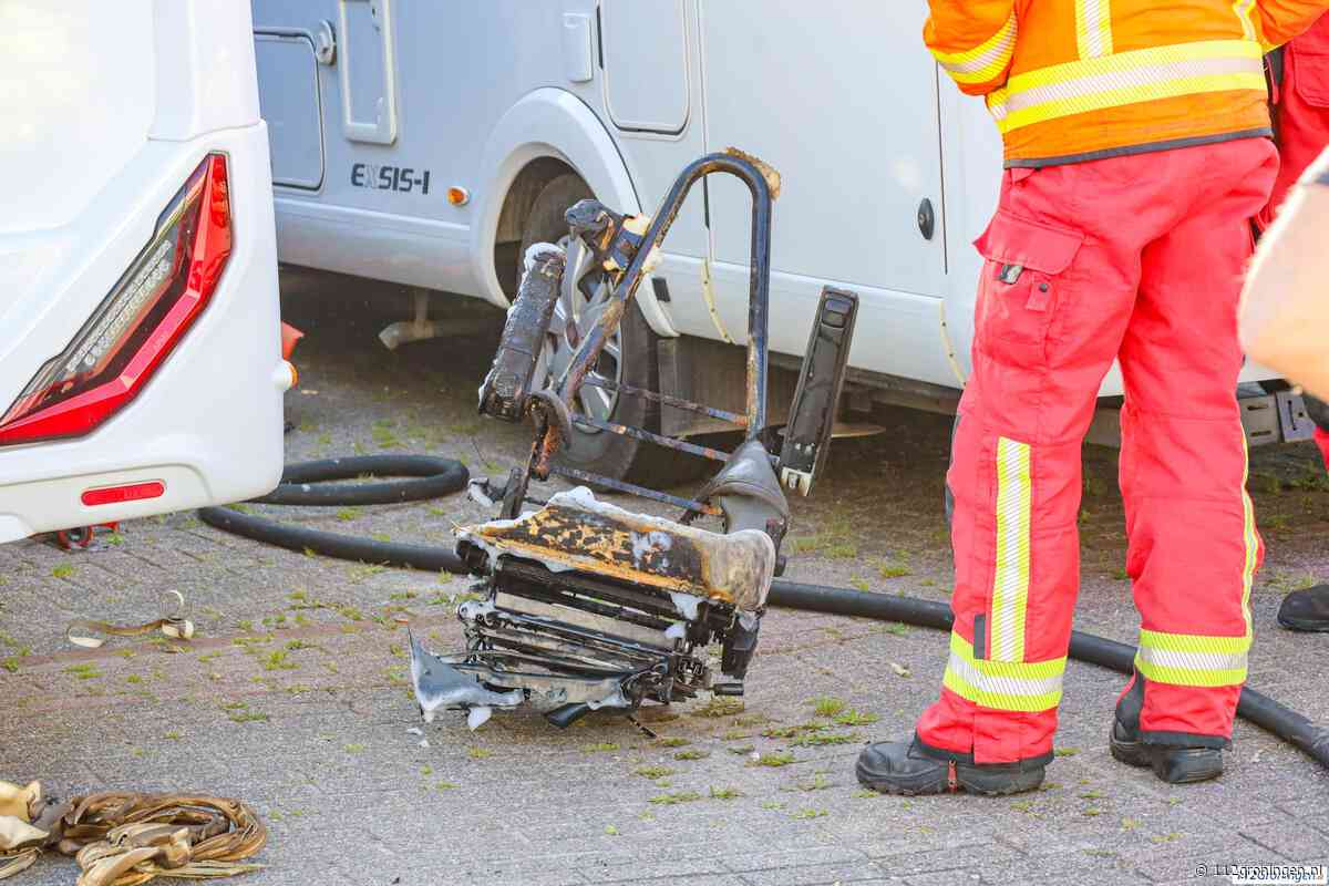 Middelbrand na brand in camper in Leek