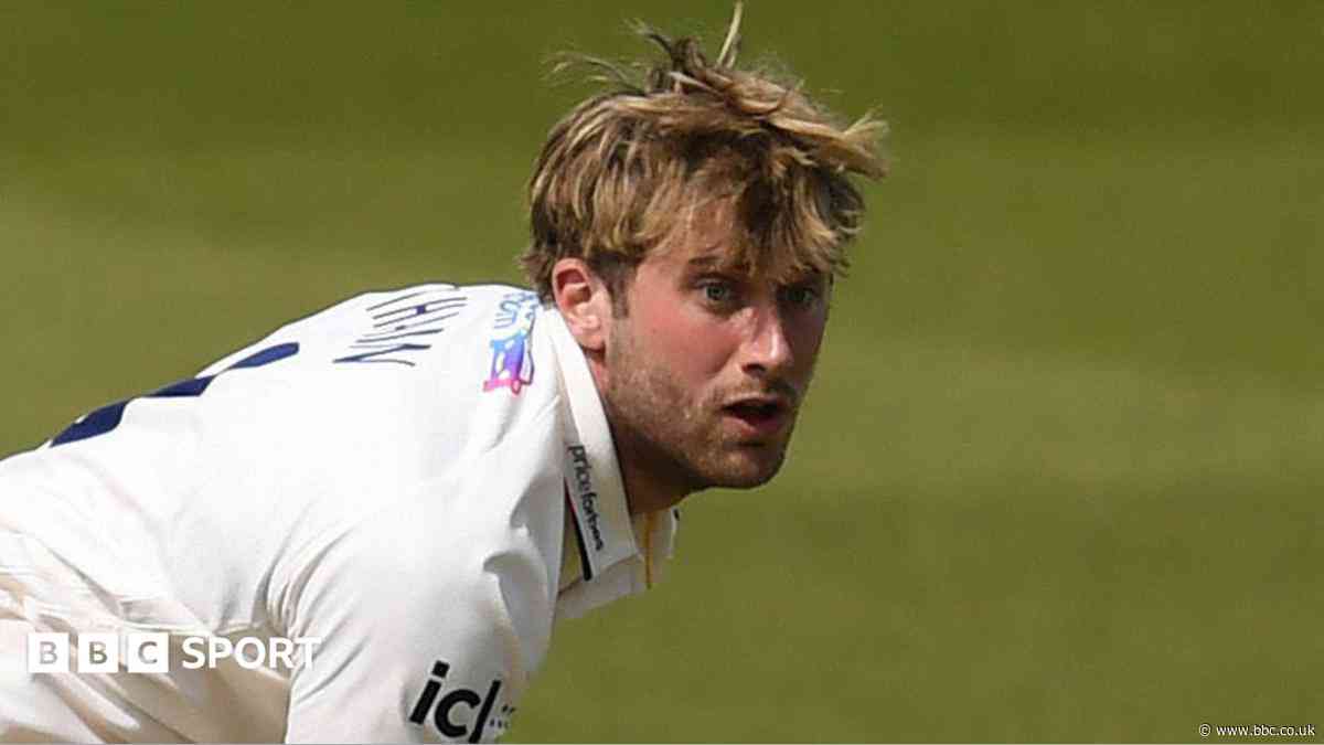 Essex all-rounder Thain signs new three-year deal