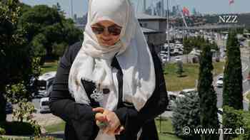 «Wenn du mich erschiessen willst, dann erschiess mich von hinten»: wie Safiye Bayat die türkischen Putschisten herausforderte
