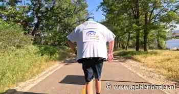 Man rent marathon met 125 T-shirts aan: ‘Voelde me een levende burrito’