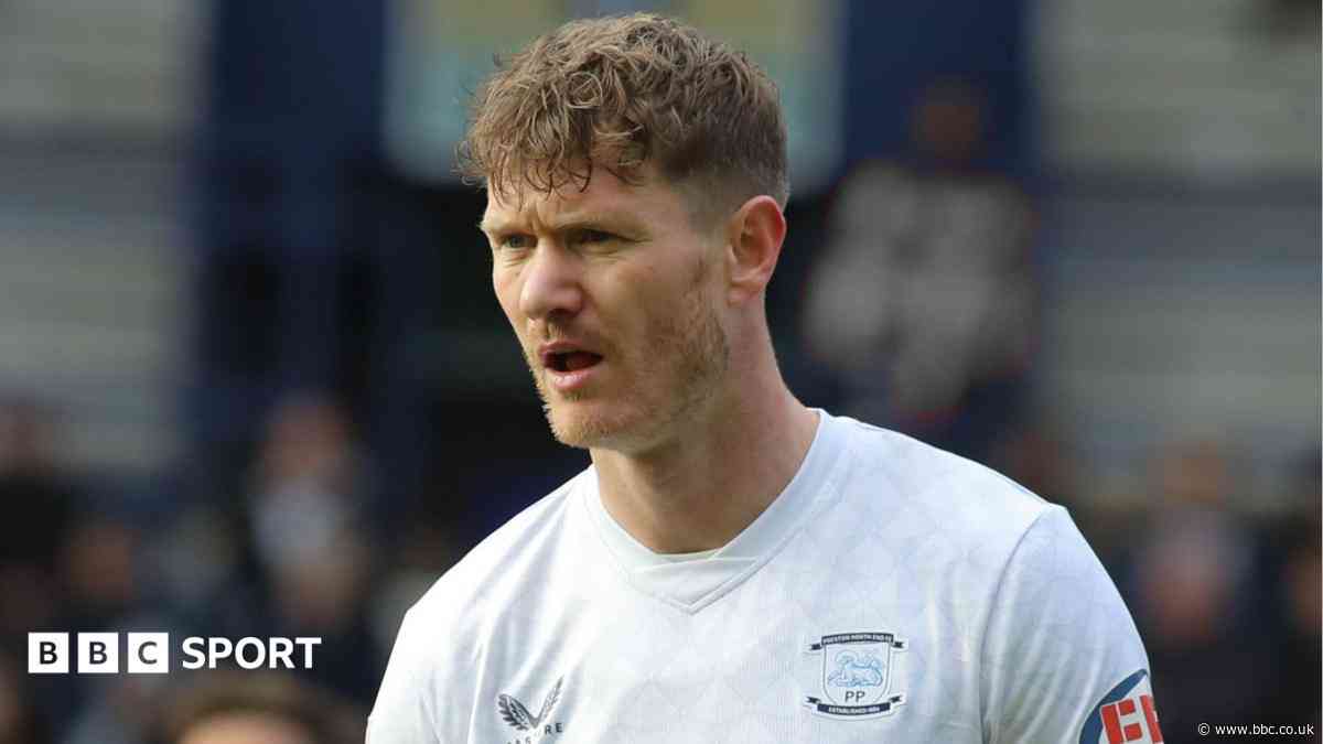 Mansfield sign Preston striker Smith for free