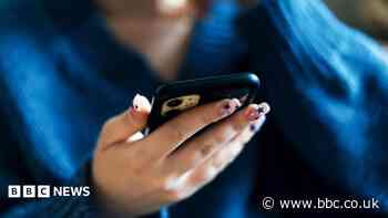 Midnight social media curfew proposed for older UK teens