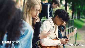 Midnight social media curfew proposed for UK teens aged 16 and 17