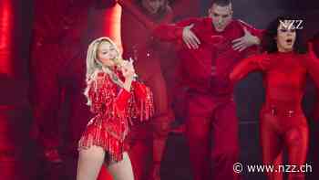Helene Fischer kommt als Engel nach Zürich, wird zum singenden Star, vergiesst eine menschliche Träne und schwebt zurück in den Himmel