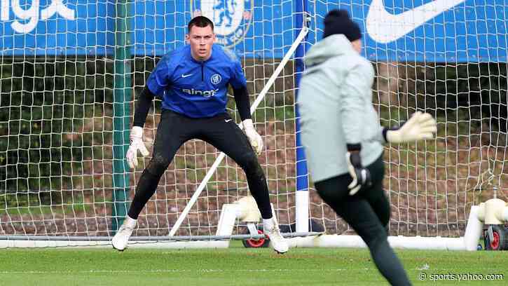 Chelsea goalkeeper Slonina training with Strasbourg