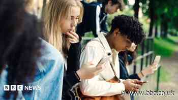 Midnight social media curfew proposed for UK teens aged 16 and 17