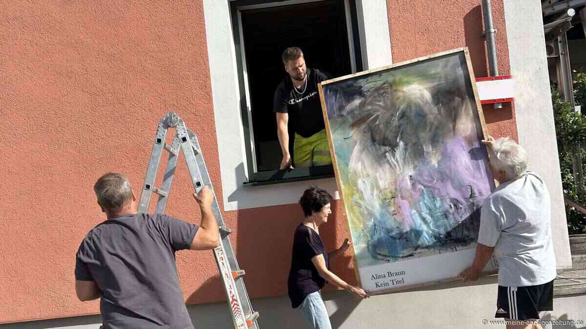 Gemeinde lässt Fenster-Galerie am Huberwirt nach einem Jahr entfernen – Kulturforum enttäuscht