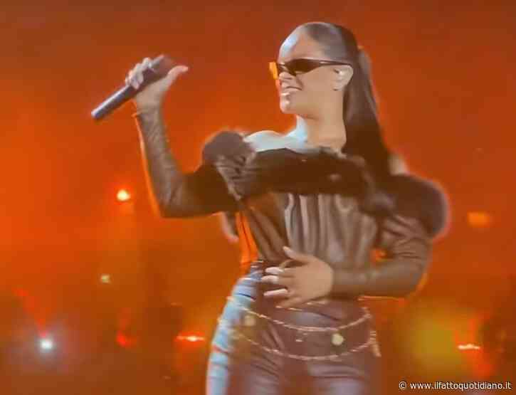 “Lo sapete che sono arrugginita, vero? È passato un po’ di tempo”: Rihanna torna sul palco a sorpresa. L’esibizione con Jay-Z allo Yankee Stadium manda in delirio i fan