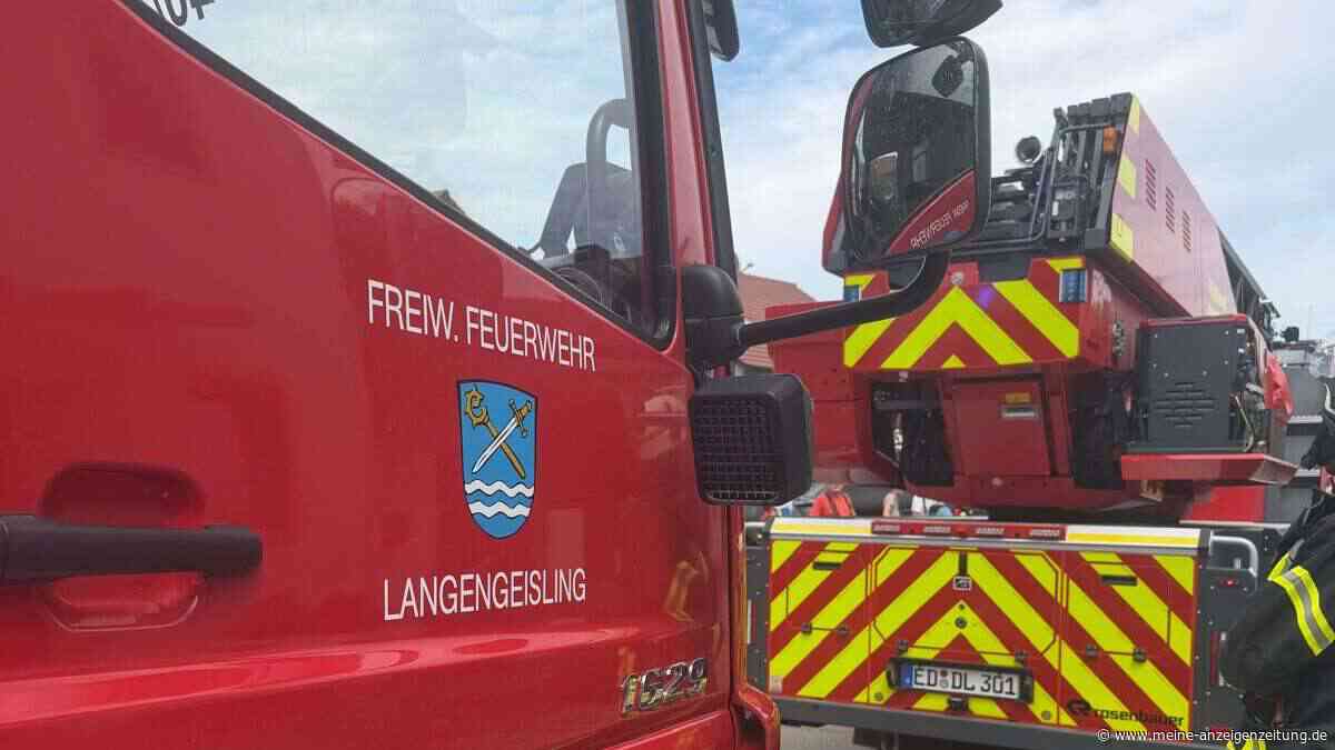 Zimmerbrand in Berglern: 64 Feuerwehrleute rücken an