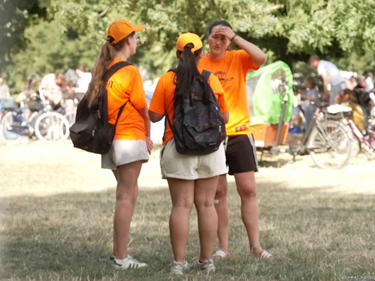 AWB-Grillscouts gehen in Köln gegen zu viel Müll vor