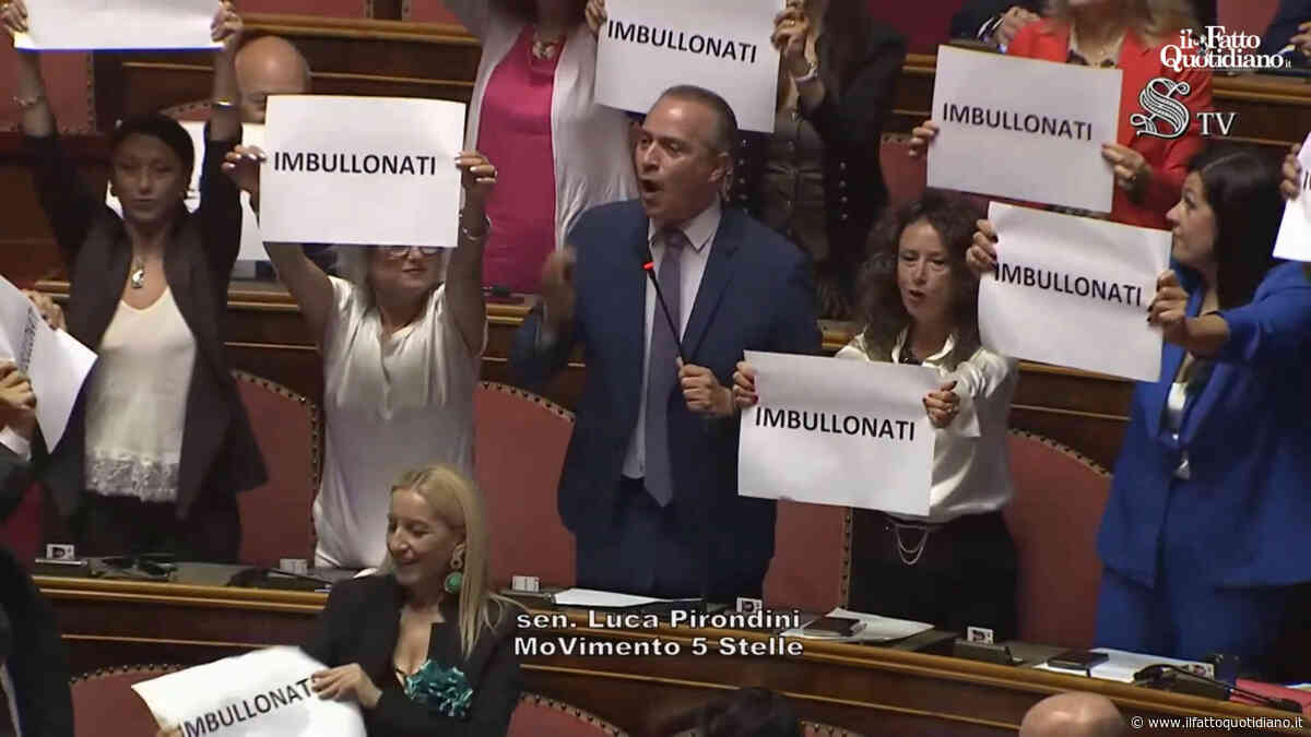 “Imbullonati”: protesta del M5s al Senato. Il gruppo espone cartelli contro il governo: “Quando ve ne andate a casa?”