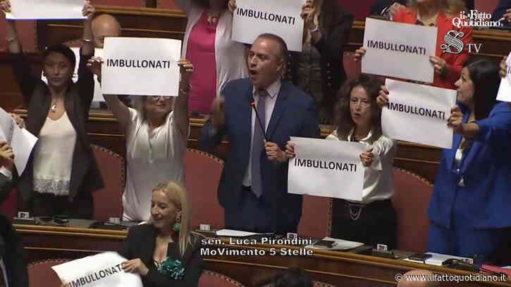 “Imbullonati”: protesta del M5s al Senato. Il gruppo espone cartelli contro il governo: “Quando ve ne andate a casa?”