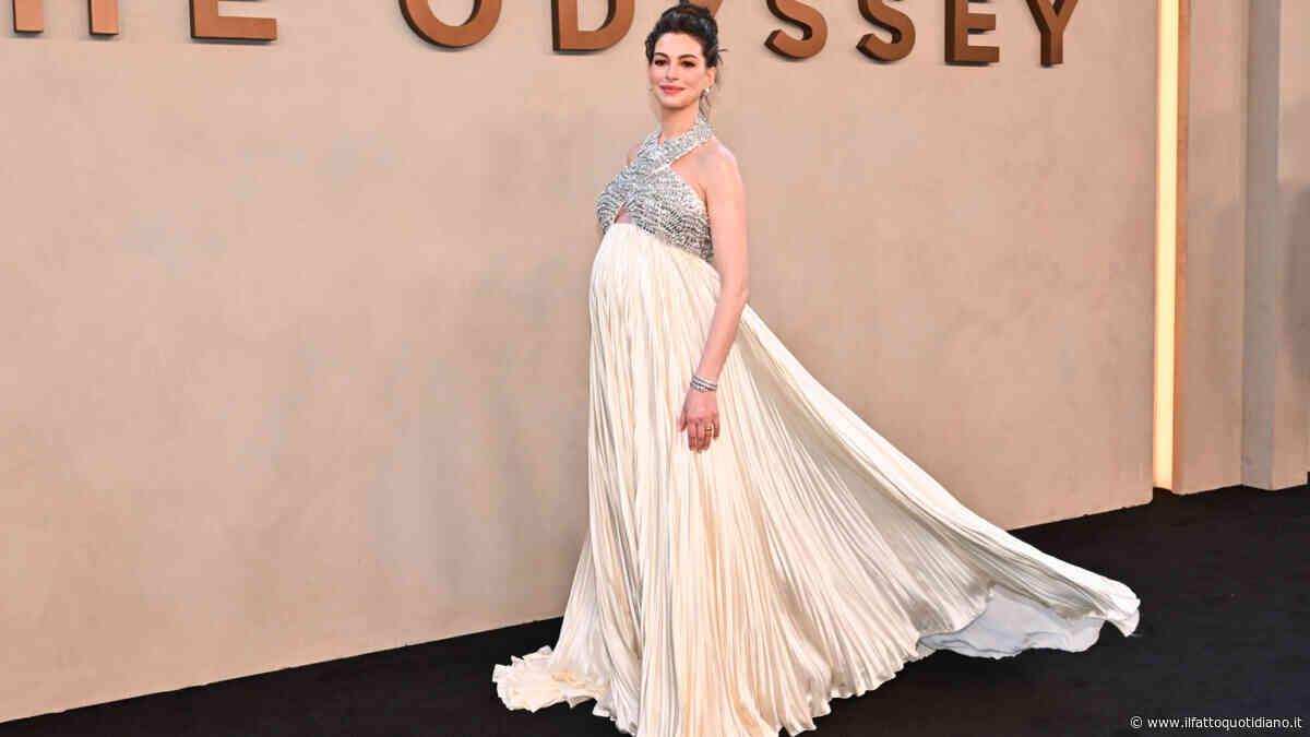 “Io e mio marito siamo scioccati che sia successo a 43 anni”: Anne Hathaway racconta con ironia la sorpresa della terza gravidanza
