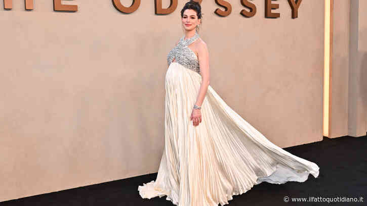 “Io e mio marito siamo scioccati che sia successo a 43 anni”: Anne Hathaway racconta con ironia la sorpresa della terza gravidanza