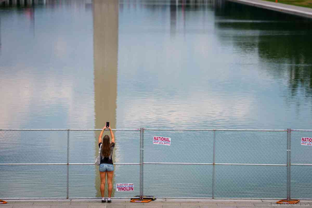 Trump’s Reflecting Pool fence could be up until January 2027, docs show