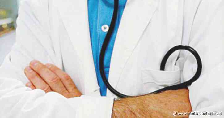 Medici no vax reintegrati, scontro sull’emendamento FdI. L’infettivologo Bassetti: “Uno dei punti più bassi della sanità italiana”