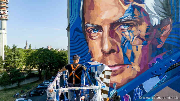 Piacenza omaggia Giorgio Armani con un murale di 27 metri: “Così la sua storia potrà ispirare i giovani come ha ispirato il mondo”. Ma l’opera dello street artist Kotè divide