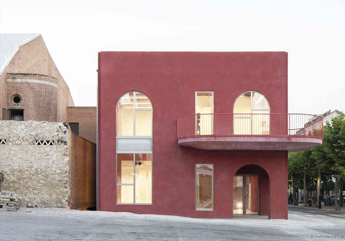 Karmesinroter Beton - Rathaus in Calasparra von MACH