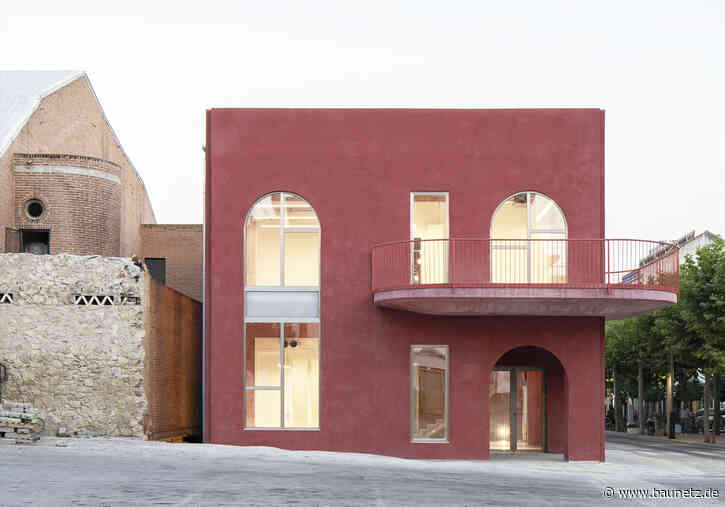 Karmesinroter Beton - Rathaus in Calasparra von MACH