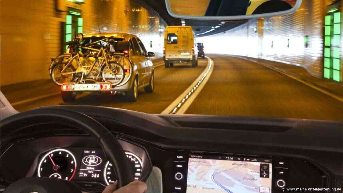 Zwei Dinge gehören ins Handschuhfach  – Ratgeber: Autounfall im Ausland  