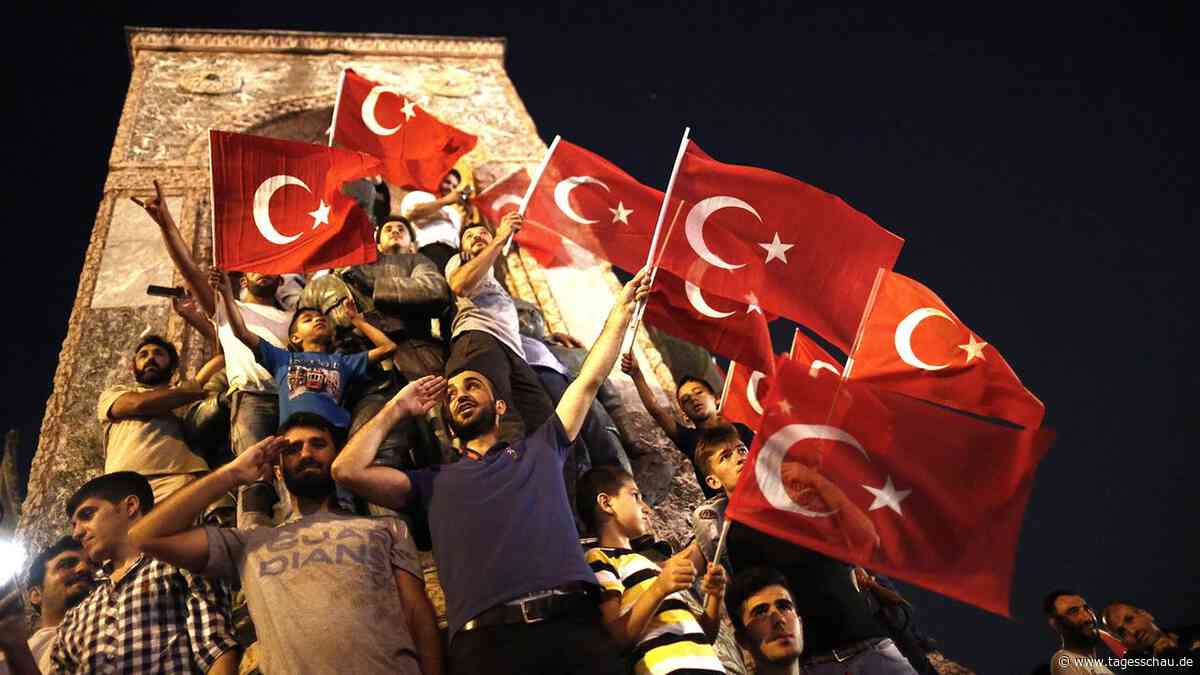 Analyse: Wie der Putschversuch 2016 und Erdoğans Machtgewinn zusammenhängen