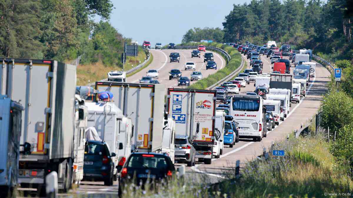 Austreten auf Autofahrten: Pinkelpause im Stau? Was auf der Autobahn erlaubt ist