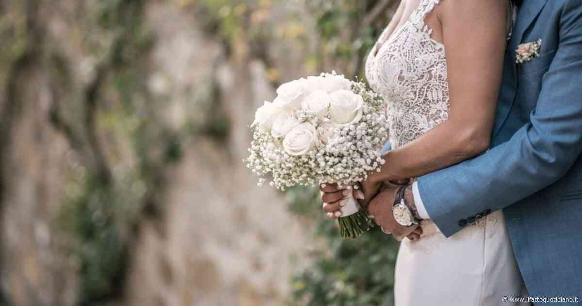 “Il tuo zaffiro azzurro offusca le mie damigelle e mi ruba la scena”: la sposa vieta all’invitata di indossare il suo anello di fidanzamento alle nozze, la richiesta fa discutere