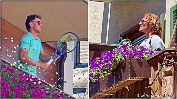 Tsitsipas e Ruud sorprendono i passanti: il palleggio da un balcone all’altro, show nel centro di Gstaad | Video