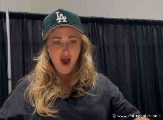 “Ho rischiato di essere rapita sul set della sitcom che mi ha reso famosa. Un uomo mi ha afferrata e ha iniziato a correre. Lo placcarono”: il racconto di Ashley Johnson di Genitori in blue jeans