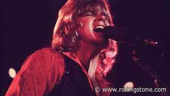 Watch Peter Cetera and All His Replacements Sing Chicago’s ’25 or 6 to 4′ Across Six Decades