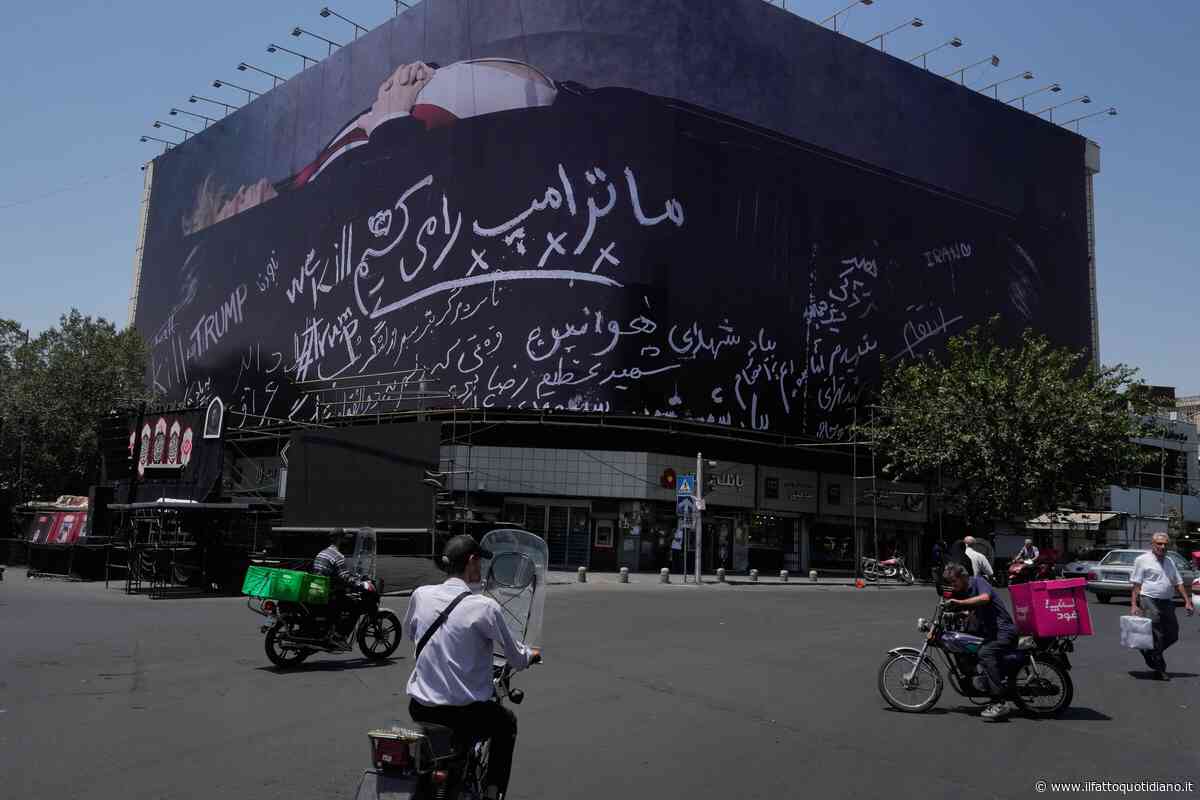 Il presidente Usa Donald Trump in una bara: svelato un nuovo murale in Piazza Enghelab a Teheran