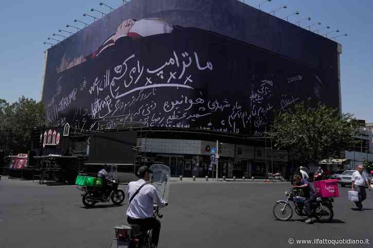 Il presidente Usa Donald Trump in una bara: svelato un nuovo murale in Piazza Enghelab a Teheran