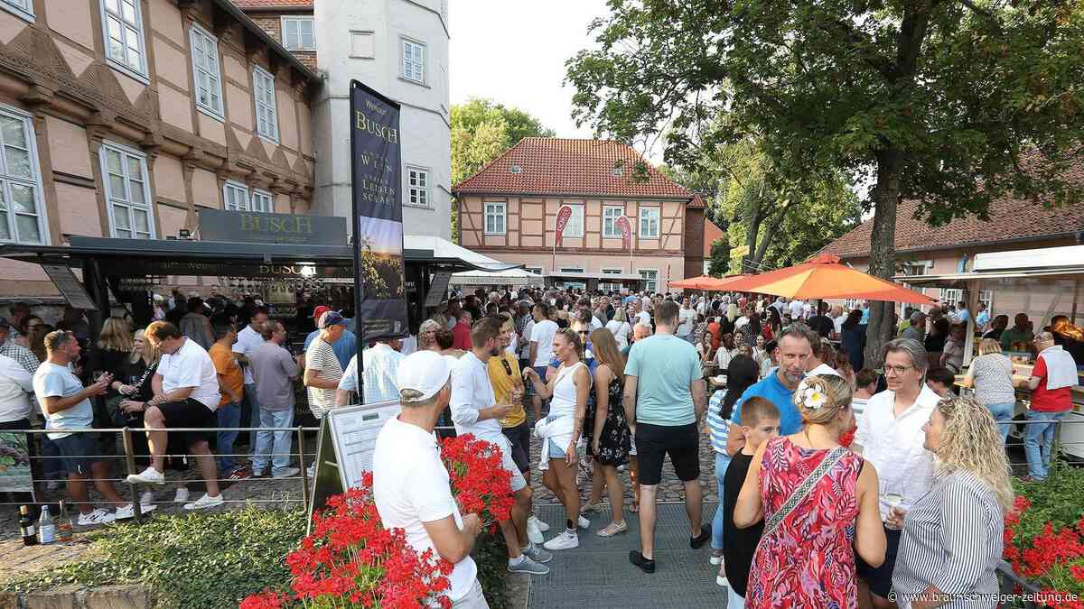 Feste in Wolfsburg: Aufbau für die feuchtfröhliche Sommerparty in Fallersleben