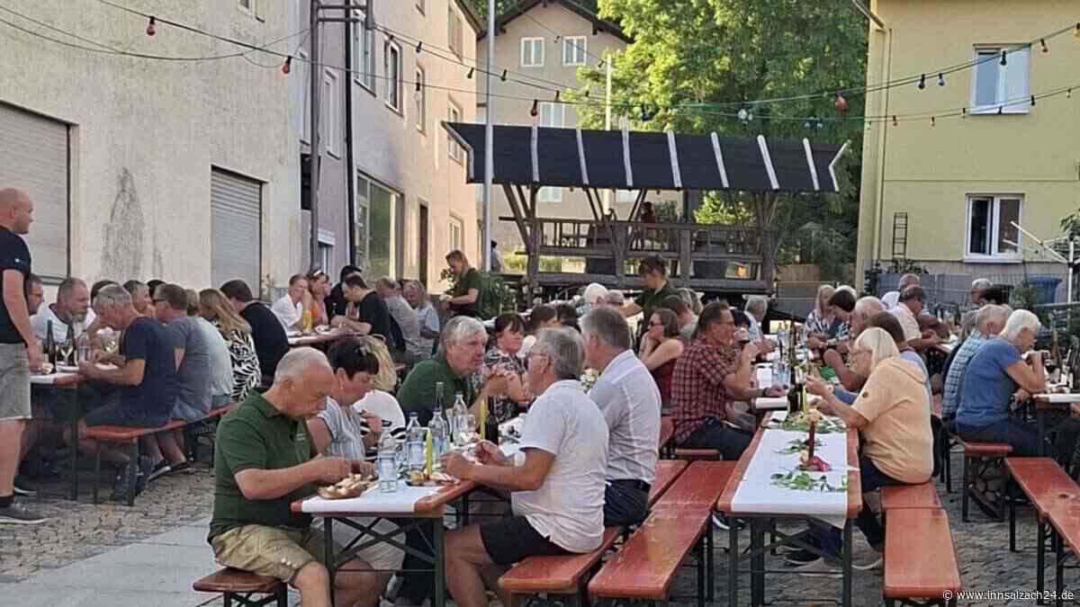 Salmanskirchen feiert an der längsten Weintheke der Gemeinde