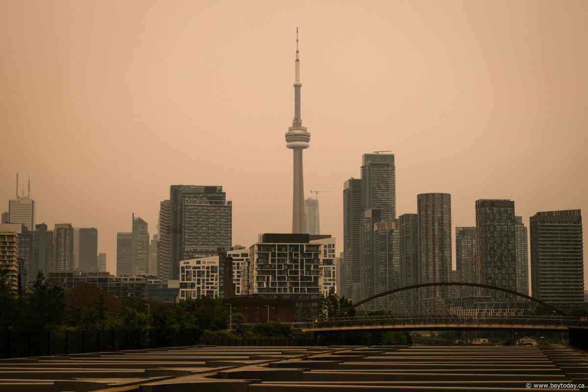 Wildfire smoke turns Toronto sky orange, prompts air quality alerts across Ontario