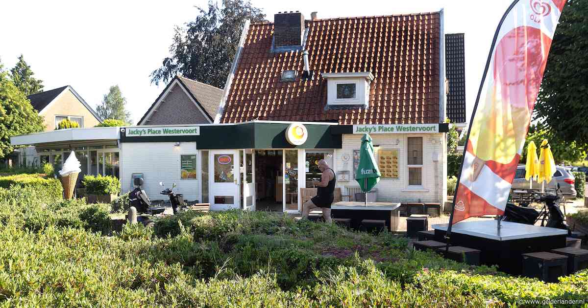 TikTok-video’s over beschimmeld eten en peukenlade in cafetaria doen eigenaar Jacky pijn: ‘Sommige filmpjes niet echt’