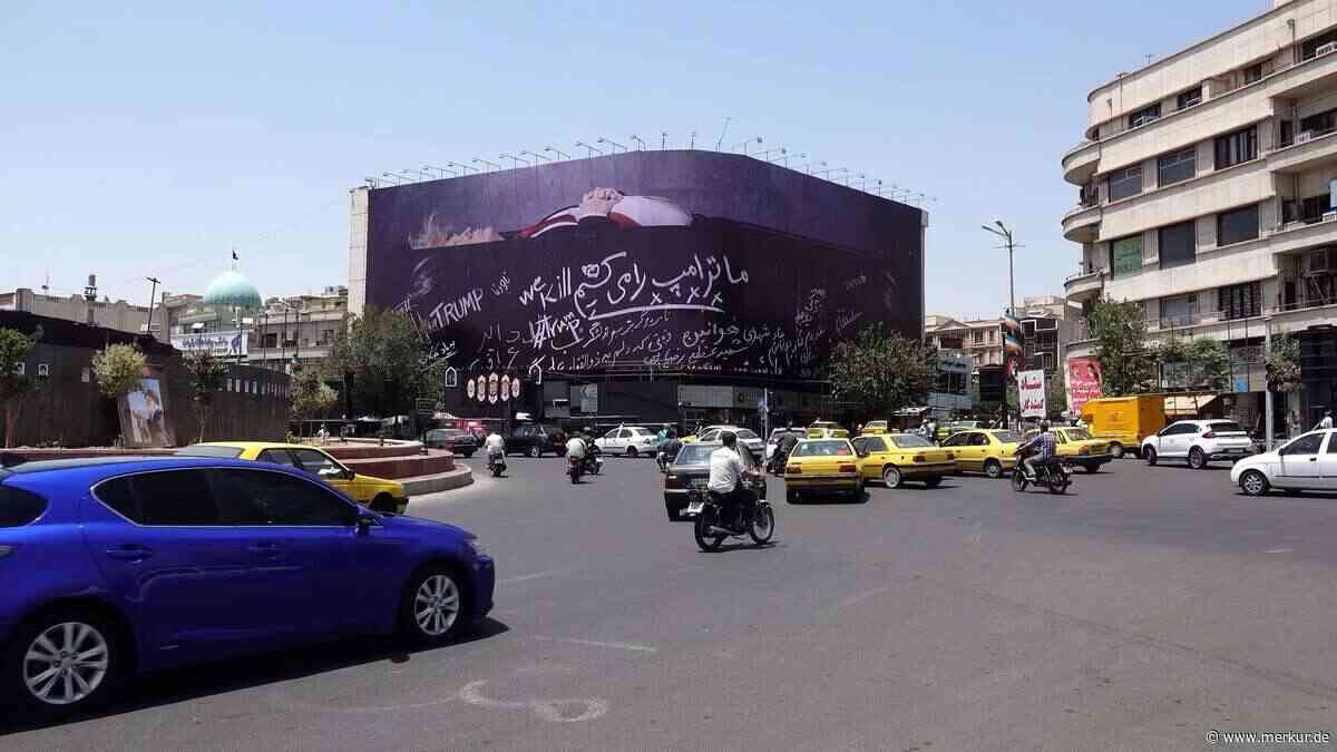 Iraner wünschen Trump den Tod: Gigantisches Poster zeigt US-Präsident mit nacktem Bauch in Sarg liegend