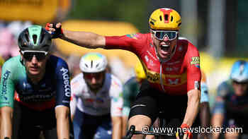 Soren Waerenskjold verrast Olav Kooij in massasprint en grijpt ritzege in snelste Tour-etappe ooit